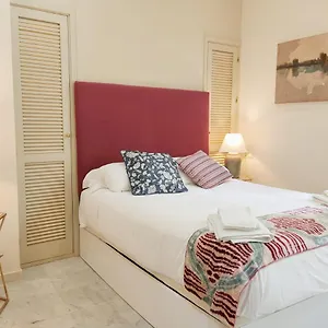 Apartamento Homeyseville-bright At Santa Cruz 4 Pax, Parking Optional, Sevilla